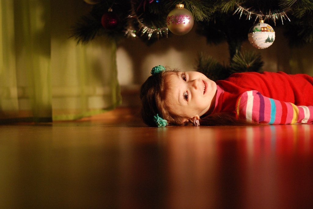 tree-girl-holiday-christmas-lighting-new-year-1376413-pxhere.com.jpg