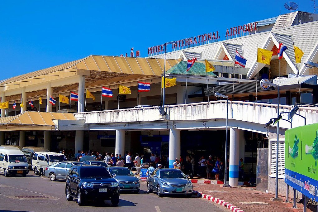 Phuket airport place. Аэропорт Пхукет. Аэропорт Пхукета фото. Пхукет трансфер аэропорт. Над аэропортом Пхукет.